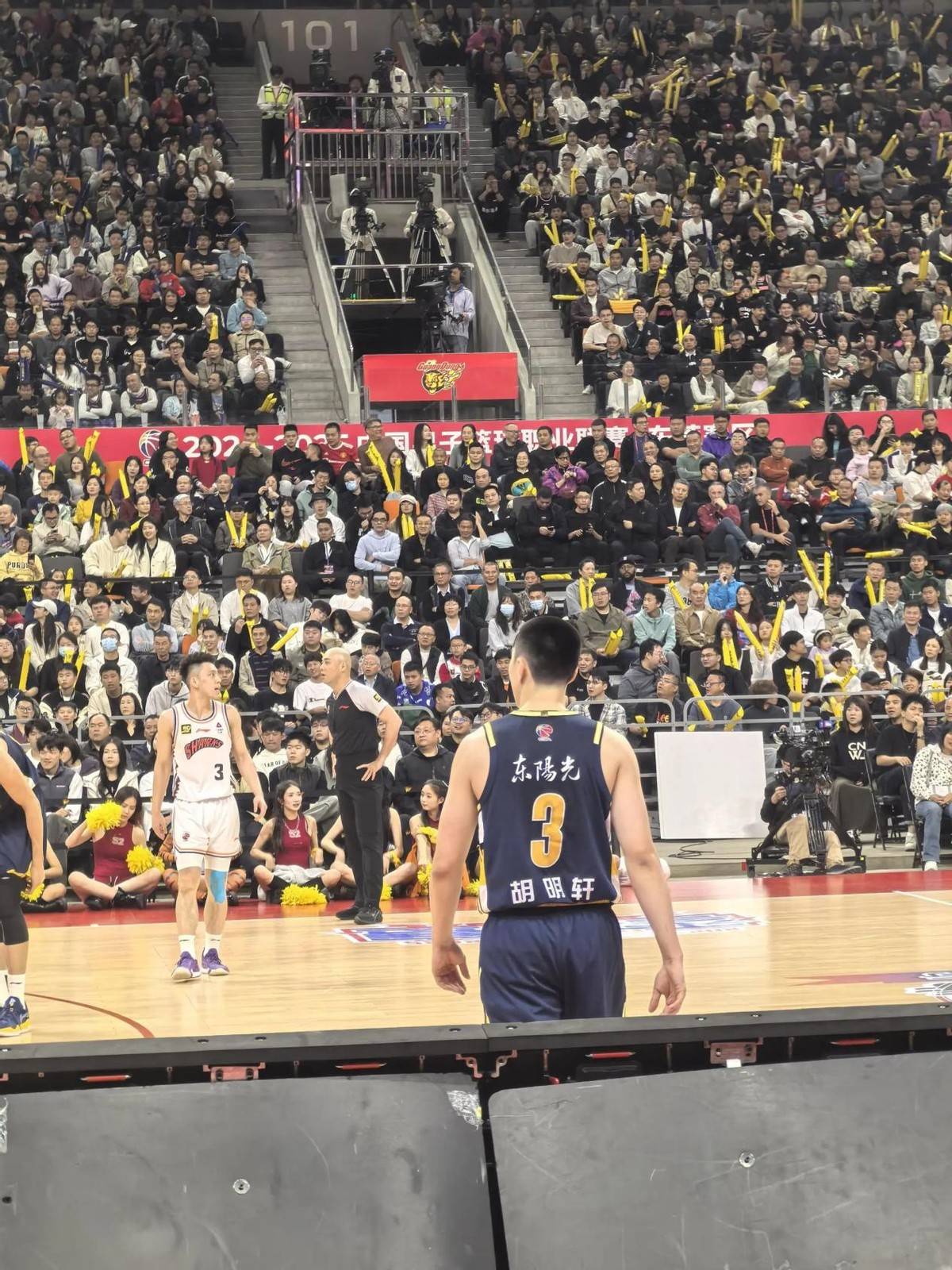 包含CBA常规赛国际比赛日走向成谜，广厦男篮篮板制胜，底气十足，赛程密集仍需轮换的词条