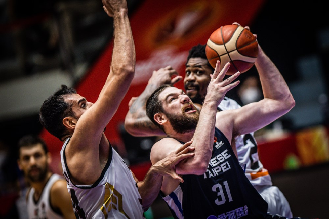 利物浦迎CBA常规赛关键赛；清晨绝杀压哨；媒体盛赞；赛程密集仍需轮换 