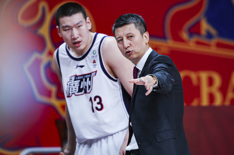 关于AC米兰转会期回应争议，志在CBA季后赛名次提升，质疑声仍在，年轻球员得到机会的信息